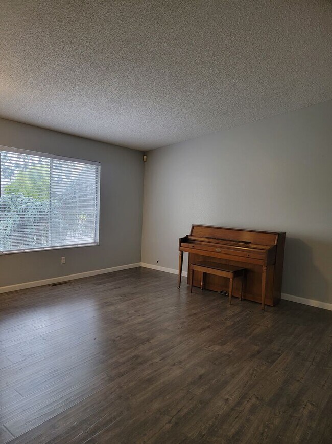 Building Photo - 3 Bedroom 2.5 Bath Corner Lot