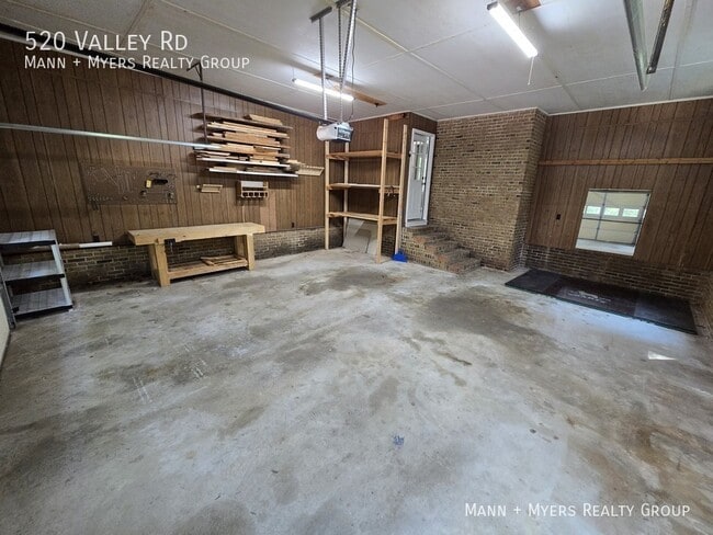 Building Photo - 520 Valley Rd