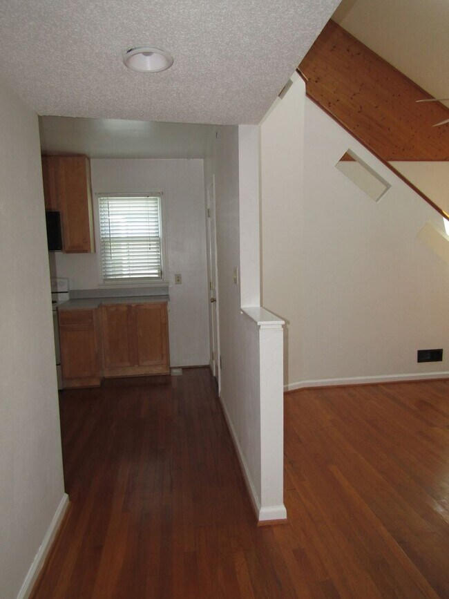 Building Photo - Gorgeous, Completely renovated 3 bedroom
