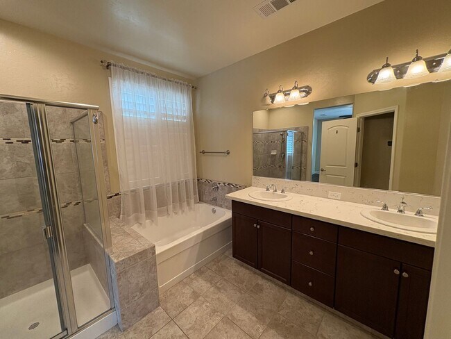 Building Photo - SE Visalia home Coming Soon!!