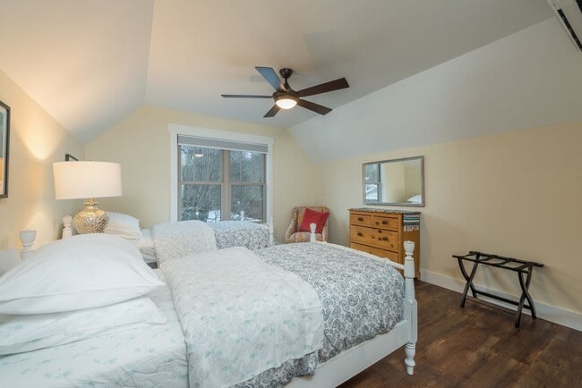 Building Photo - Black Mountain Rental!