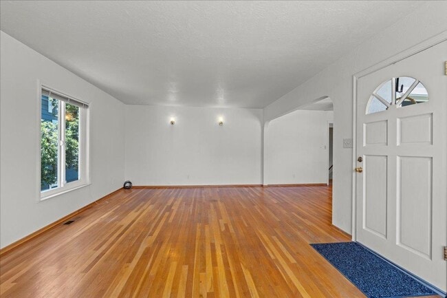 Building Photo - 112 College Way