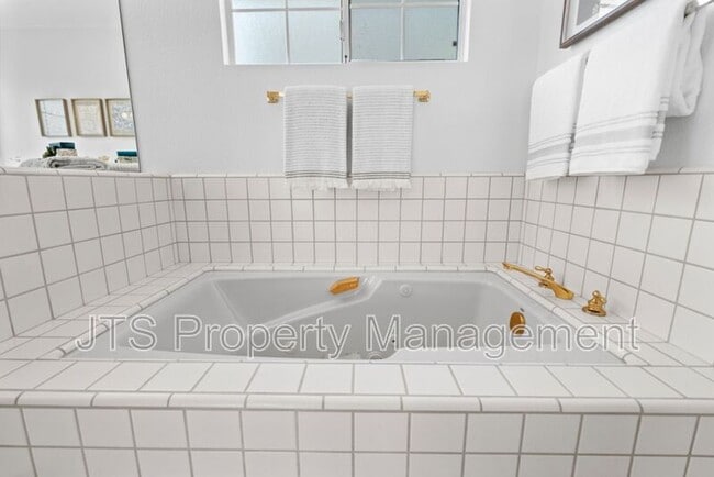 Building Photo - 7723 River Landing Dr