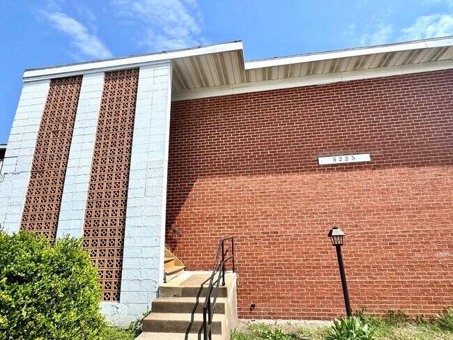 Building Photo - 5225 Southwest Ave