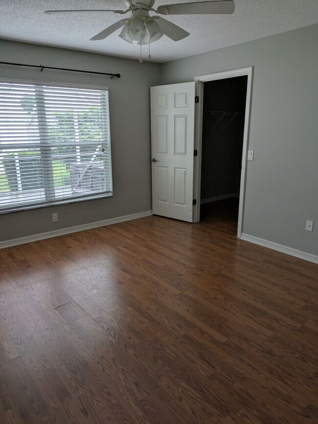 Building Photo - 866 Oak Forest Dr
