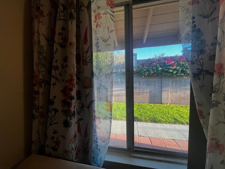 Building Photo - 2211 S Mountain View Ave