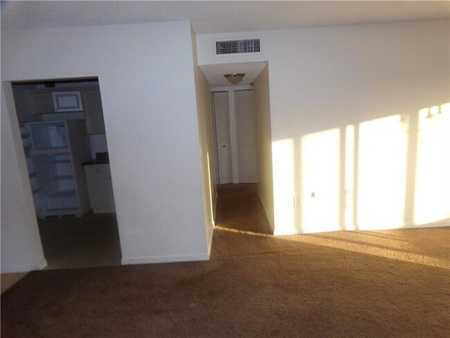Building Photo - 1830 N Lauderdale Ave