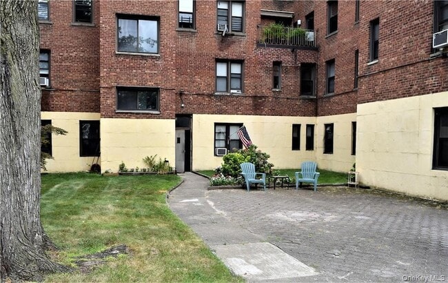 Building Photo - 2 Greenridge Ave