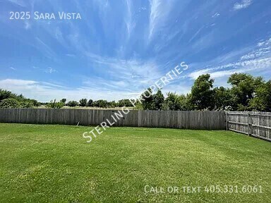 Building Photo - 2025 Sara Vista Dr