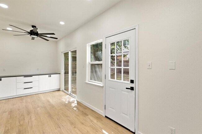 Building Photo - 2118 Zephyr Ln