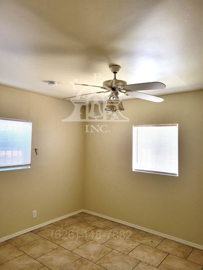 Building Photo - 3 Bedroom House With Plenty of Parking and Large Yard in Los Angeles, CA.