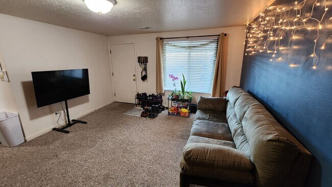 Building Photo - 1 Bed 1 Bath Pet Friendly Provo Apartment South of BYU