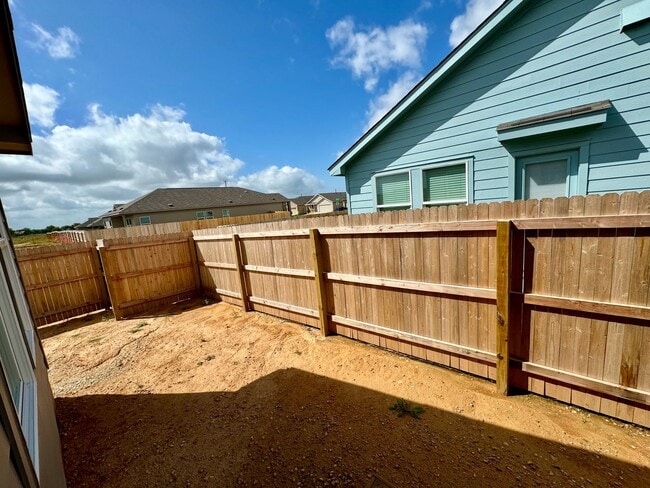 Building Photo - Modern 4-Bedroom Home with Community Pool ...