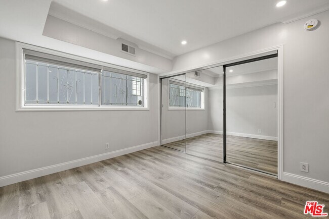 Building Photo - 423 Rexford Dr