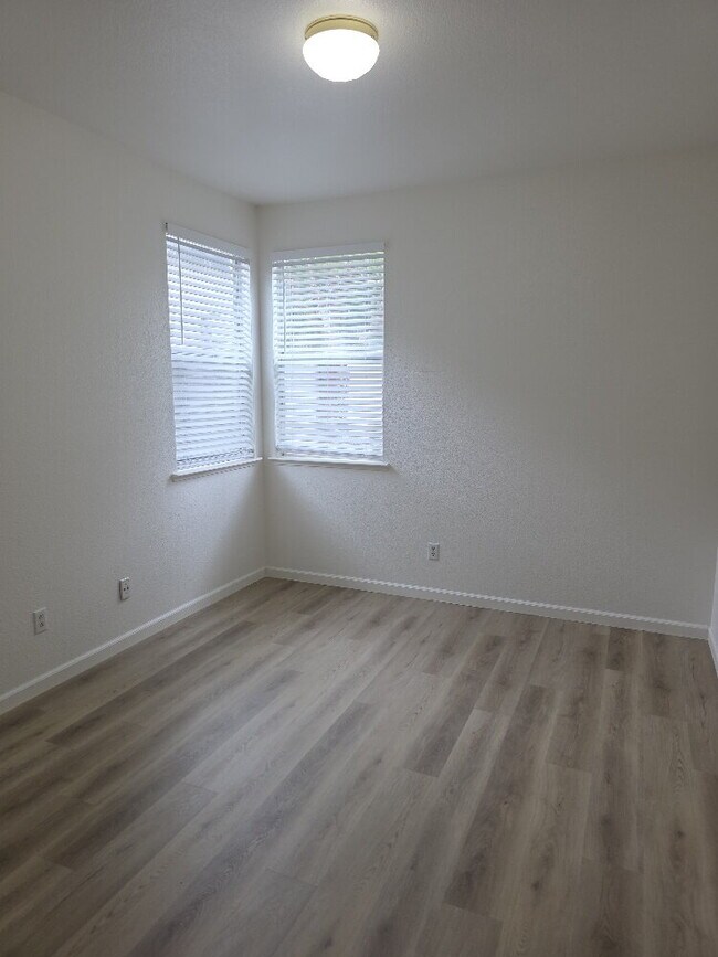 Building Photo - Beautiful house for rent in Folsom 4 bd 3 bath 1920 sq feet