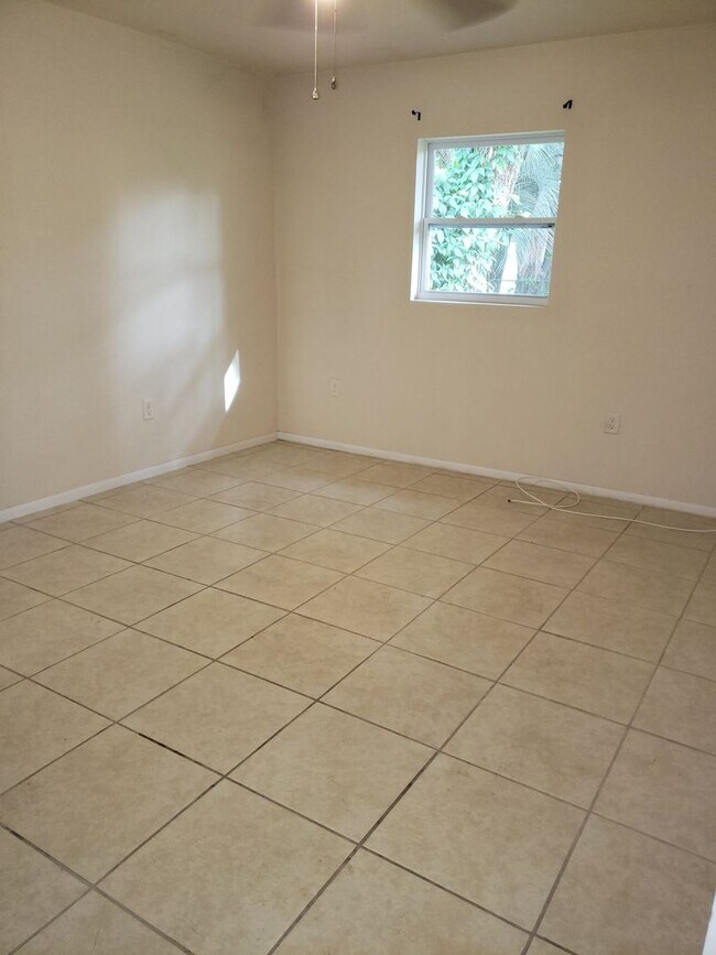Building Photo - Beautiful 1/1 Centrally Located!!!!