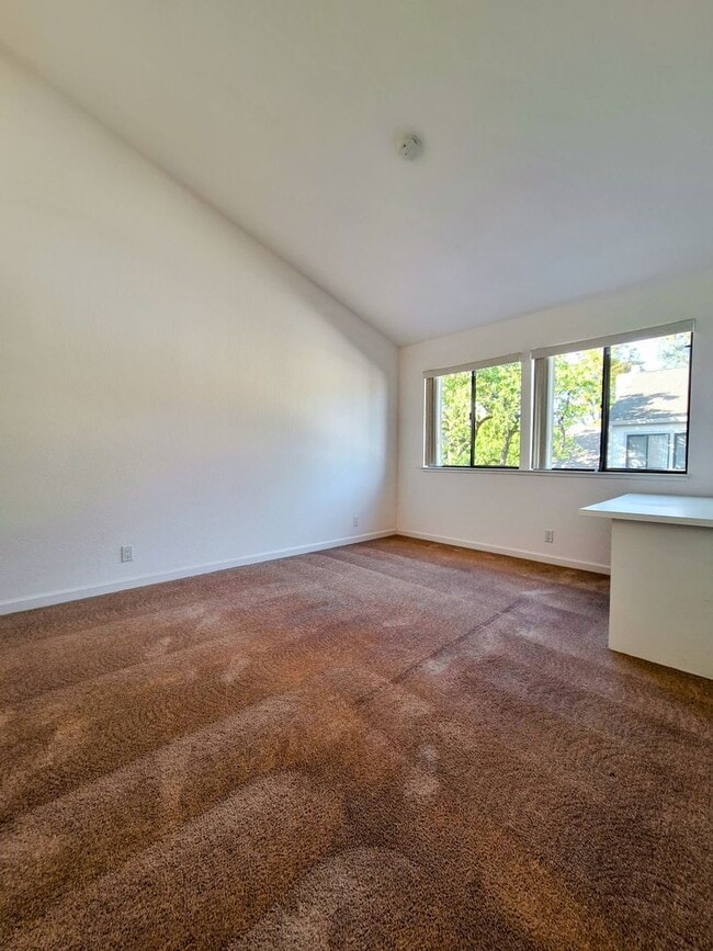 Building Photo - Beautiful 2bd Townhouse With Attached Garage, Private Patio, Pool/Hot Tub, & Clubhouse!