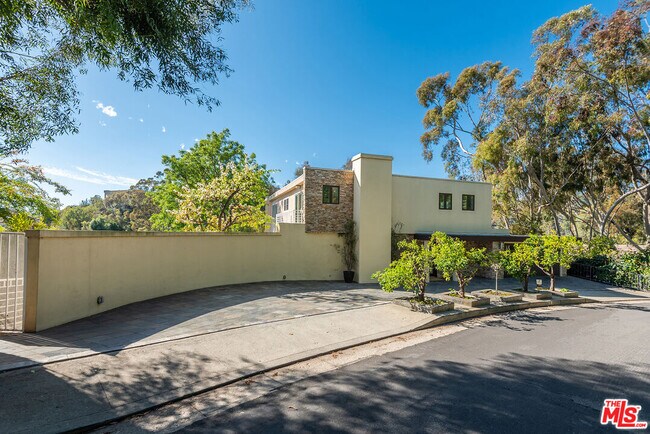 Building Photo - 615 N Saltair Ave