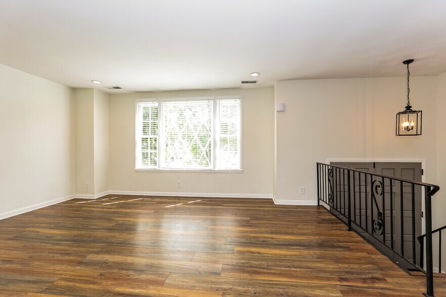 Building Photo - 121 Lakeside Park Dr