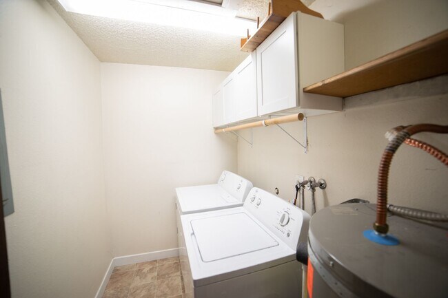 Building Photo - IKEMB02