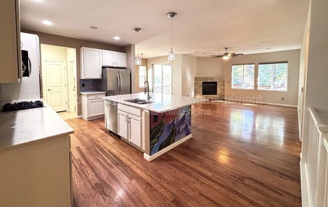 Building Photo - 900 Treece St