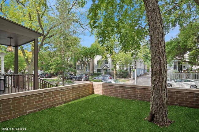 Building Photo - 3759 N Kenmore Ave