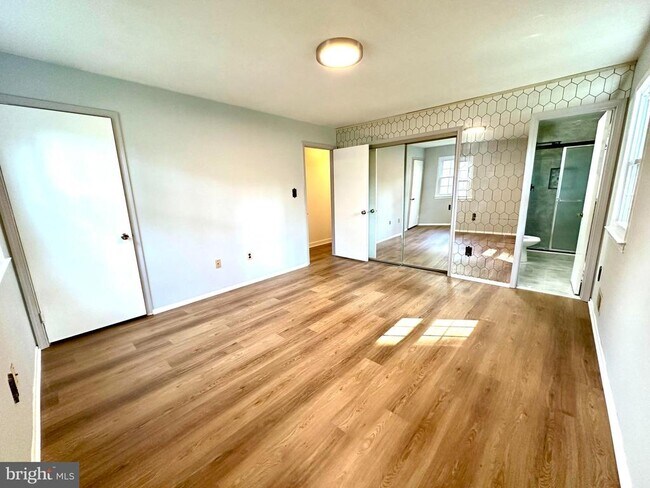 Building Photo - 12204 Oakwood Dr