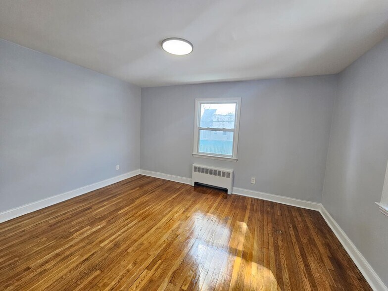 Building Photo - 353 S Center St