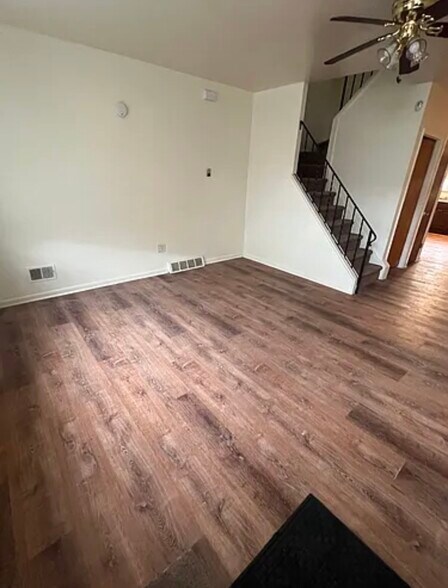 Living room - 1513 W Thompson St