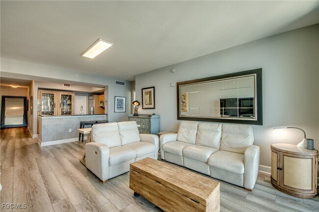 Building Photo - 3000 Oasis Grand Blvd