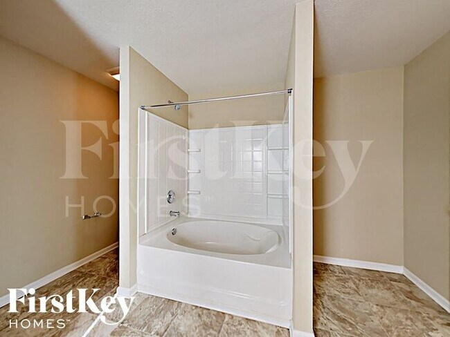 Building Photo - 3401 Table Rock Dr