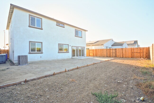 Building Photo - Newer home with solar AVAILABLE NOW!
