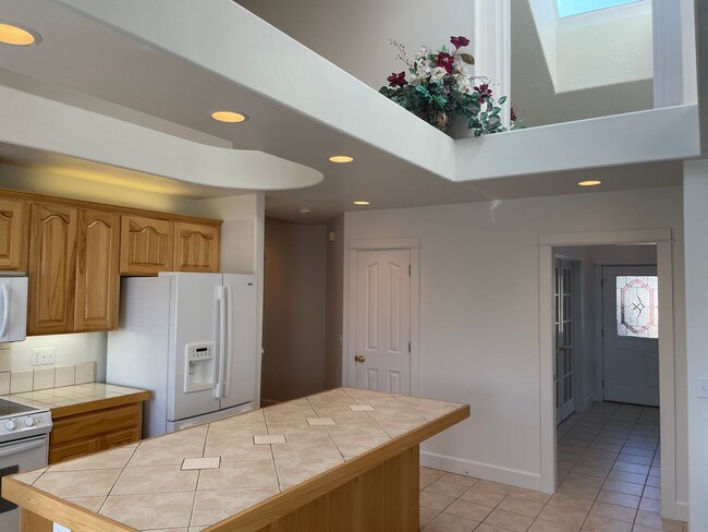 Building Photo - Lovely 3 Bed 2 Bath House in River Road Area