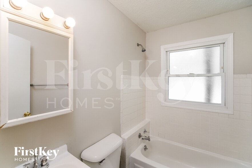 Building Photo - 2031 Sharon Ave