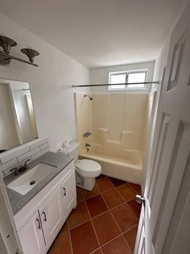 Building Photo - Well-maintained 2-bedroom, 1-bath home located near the 29 Palms Marine Base and Tortoise Rock Ca...