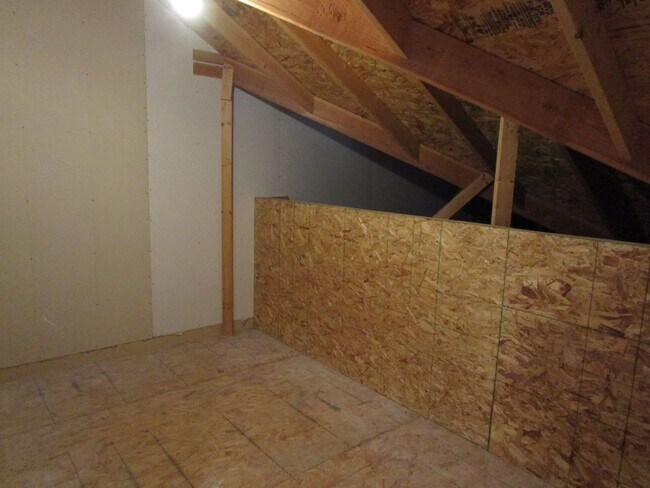 Building Photo - 707-707 Glenstone Dr