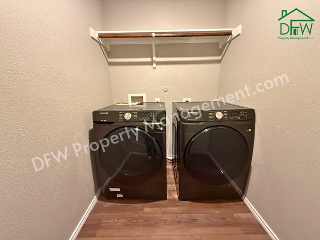 Building Photo - Modern 4-Bedroom Home with Island Kitchen & Spacious Backyard in Princeton!