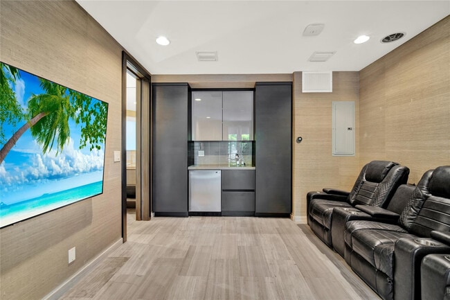 Building Photo - 425 N Ocean Blvd