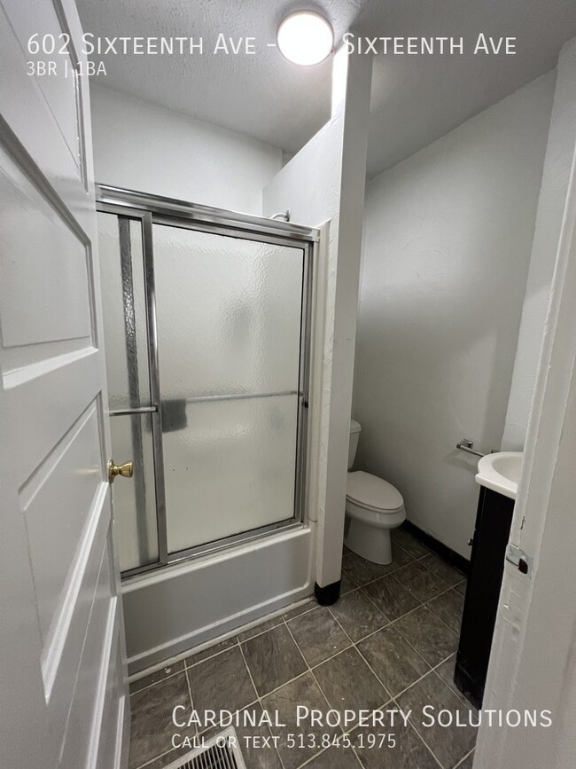 Building Photo - Spacious 3 Bedroom Townhome with 2 Full Ba...