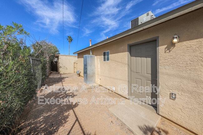 Building Photo - 4538 E Lester St