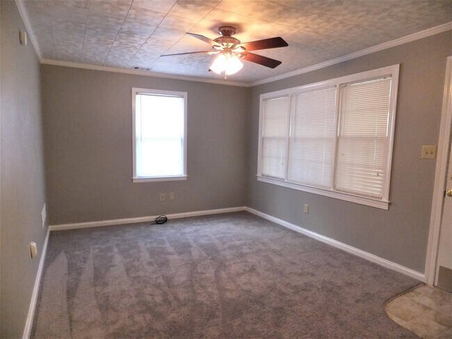 Building Photo - 214 Edgewood Dr