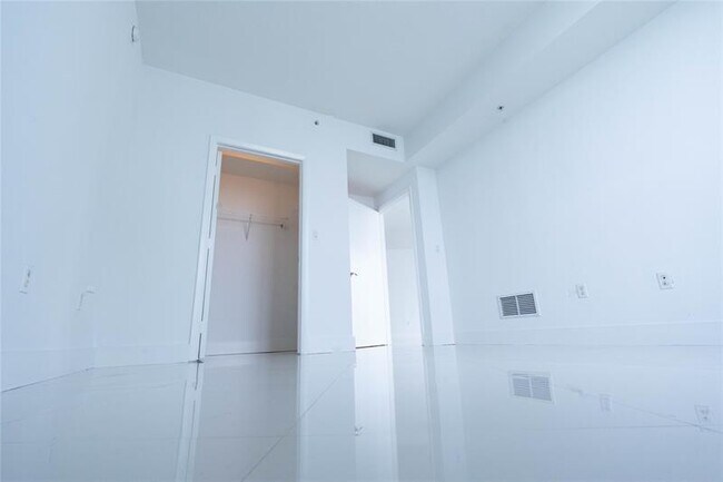 Building Photo - 1900 N Bayshore Dr