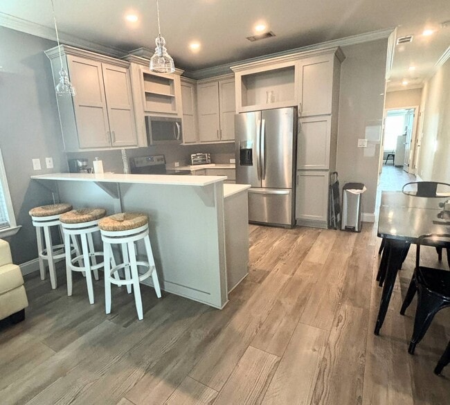 Building Photo - 209 NE Coastal Dr