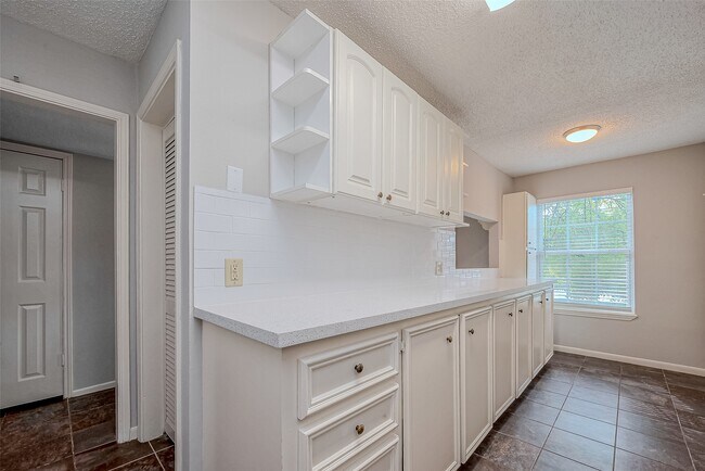Building Photo - 432 N Post Oak Ln