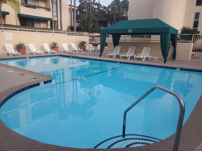 Building Photo - 6455 La Jolla Blvd