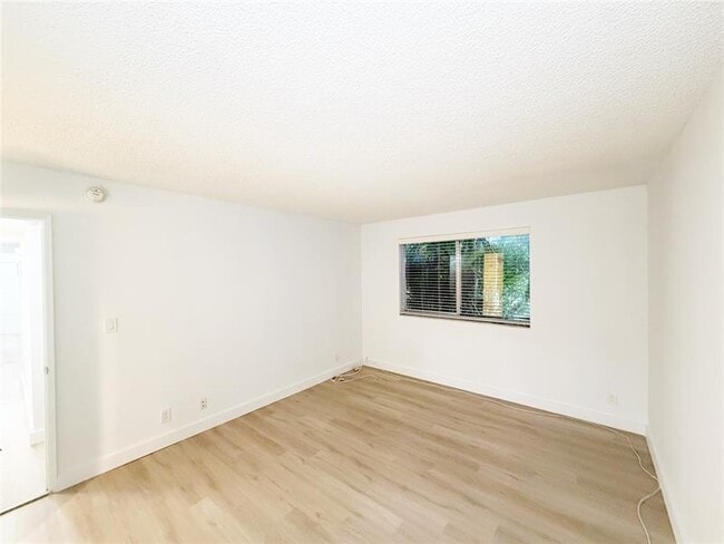 Building Photo - 709 Gardens Dr