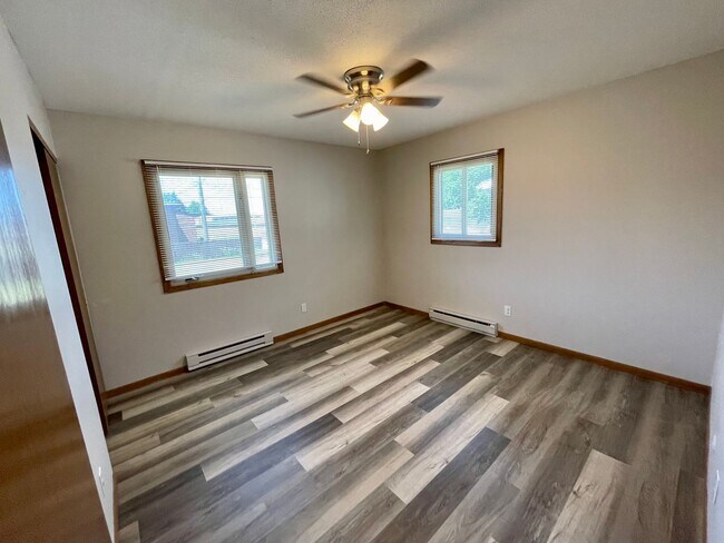 Building Photo - Upper level 2-bed, 1-bath