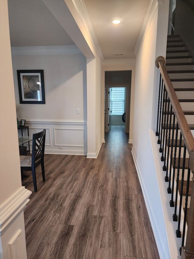 Building Photo - Like New Single Family Home minutes from B...