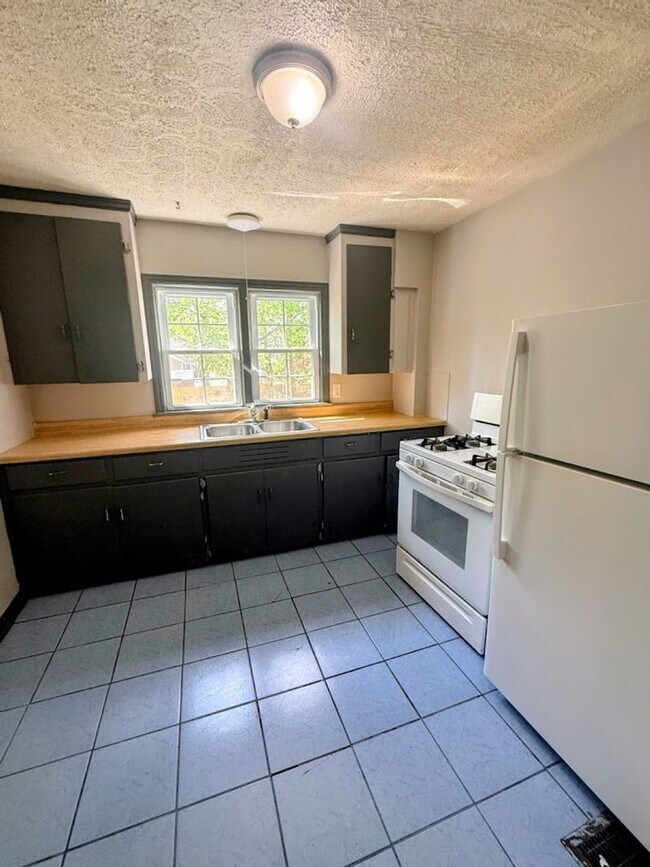 Building Photo - 560 Schiller Ave