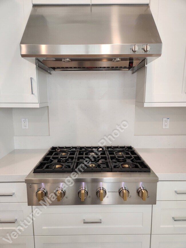 Building Photo - 3020 Harrison Ln